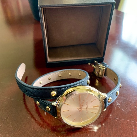 Michael Kors Gold and Black Leather watch - Picture 2 of 7